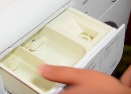 Como limpar o recipiente de pó de uma máquina de lavar Indesit