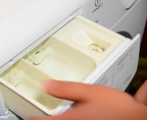 How to clean the powder container of an Indesit washing machine?
