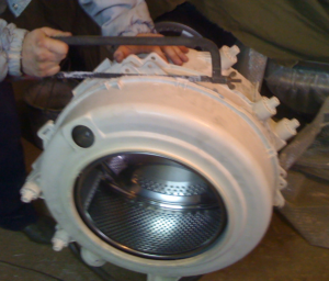 Comment couper le tambour d'une machine à laver Indesit ?