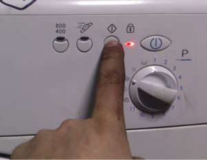 How to reset the program on an Indesit washing machine?