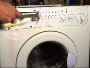Hur tar man bort kontrollpanelen på en Indesit tvättmaskin?