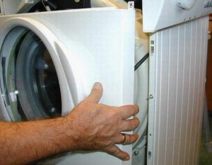 How to remove the front panel of an Indesit washing machine?