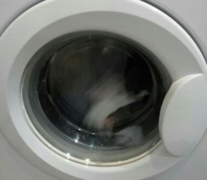 Hindi bumukas ang pinto ng Indesit washing machine