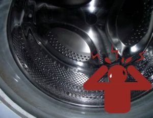 Ang tambol ay langitngit sa Indesit washing machine