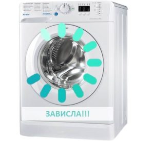 A máquina de lavar Indesit congela durante o enxágue