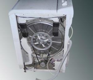 Das Gerät der Indesit-Waschmaschine mit vertikaler Beladung