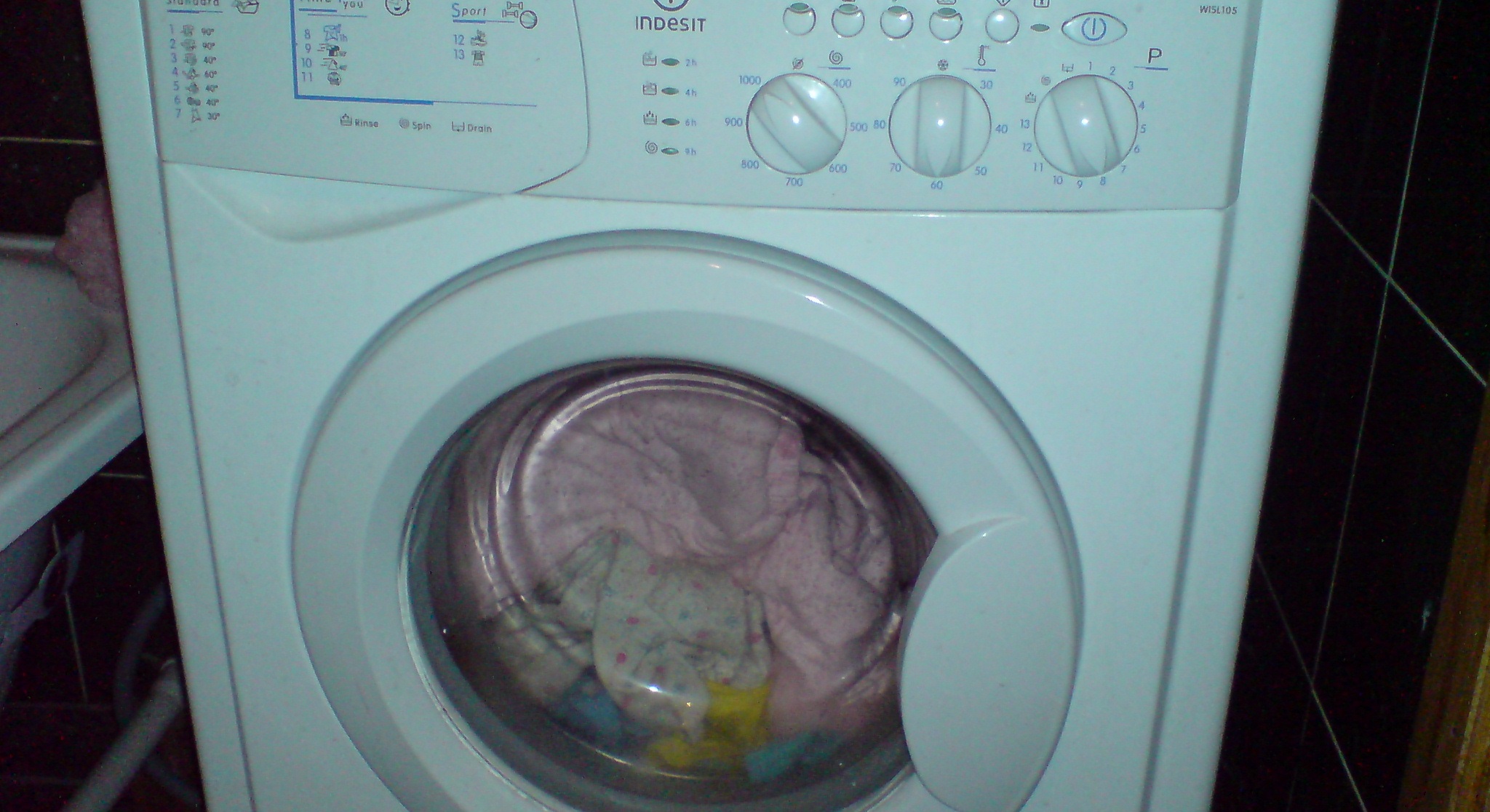 há muita roupa na máquina de lavar