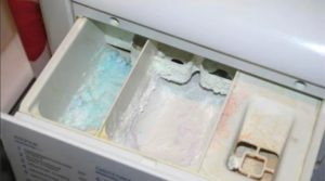 Comment nettoyer le bac de la machine à laver de la poudre fossilisée ?