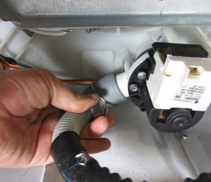Comment remplacer le tuyau de vidange d'une machine à laver Indesit ?