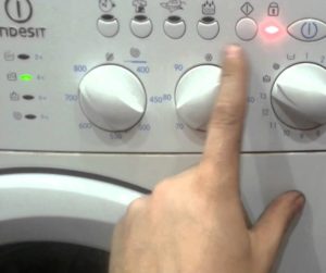 Como parar a máquina de lavar Indesit durante a lavagem?