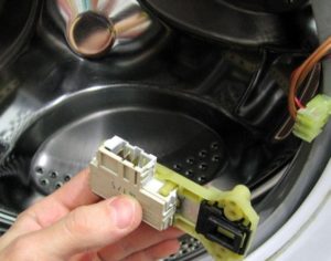 Как да смените ключалката на пералня Indesit?