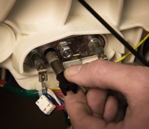 Bagaimana untuk memeriksa sensor suhu pada mesin basuh Indesit?