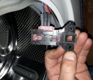 How to check the lock of an Indesit washing machine?