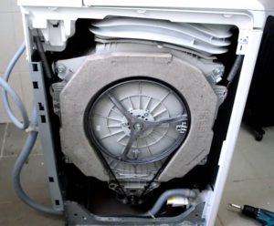 How to disassemble an Indesit top-loading washing machine?