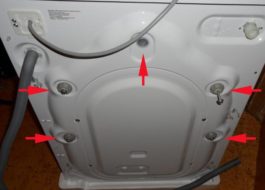 Comment retirer les boulons de transport sur une machine à laver Indesit