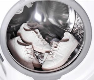 วิธีซักรองเท้าผ้าใบในเครื่องซักผ้า INDESIT