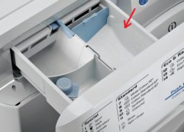 Wo kann man flüssiges Pulver in die Indesit-Waschmaschine gießen?