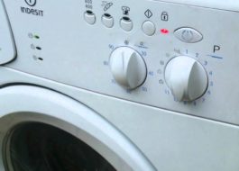La machine à laver Indesit s'arrête pendant le lavage