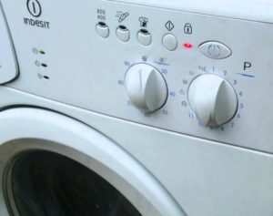 Indesit veļas mašīna mazgāšanas laikā apstājas