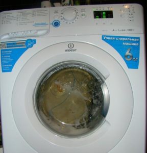 מכונת כביסה של Indesit שוטפת ללא הפסקה