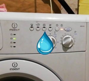 Indesit vaskemaskinen fyldes konstant med vand