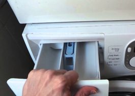Tumutulo ang tubig mula sa powder compartment sa isang washing machine ng Samsung