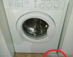 A máquina de lavar Indesit está vazando