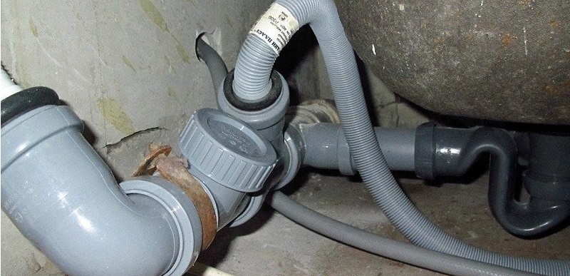 il tubo di scarico non è collegato correttamente alla rete fognaria