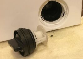 Come pulire il filtro della pompa di scarico su una lavatrice Electrolux