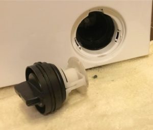 ¿Cómo limpiar el filtro de la bomba de drenaje en una lavadora Electrolux?