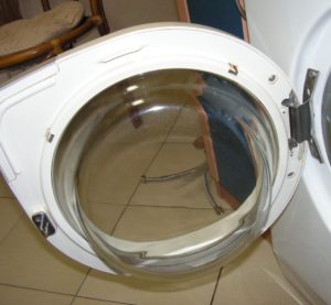 How to remove the washing machine door?