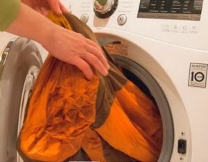 Com rentar la roba de treball en una rentadora?