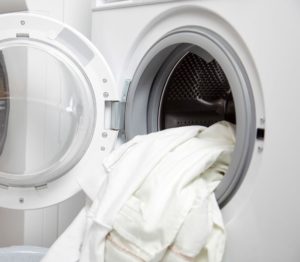 Lavando uma camisa branca na máquina de lavar