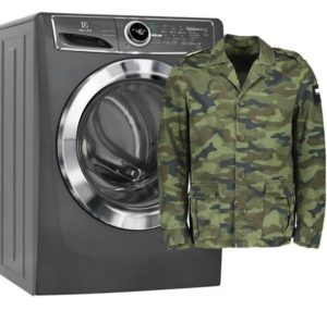Pranje vojnih uniformi u perilici rublja