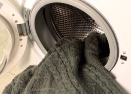 ซักผ้าถักในเครื่องซักผ้า