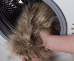 Giặt lông thú giả trong máy giặt