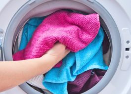 Πλύσιμο μικροϊνών σε πλυντήριο ρούχων