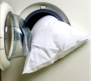 Een orthopedisch kussen wassen in een wasmachine