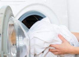 Lavando cetim em uma máquina de lavar