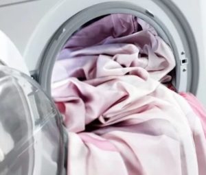 Een tafelkleed wassen in een wasmachine
