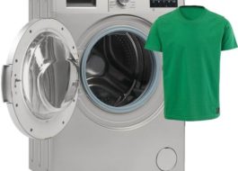 Lavando uma camiseta na máquina de lavar