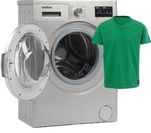 Naglalaba ng T-shirt sa washing machine