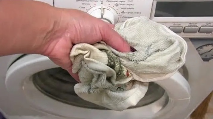 Las bacterias se multiplican en una toalla sucia enrollada.