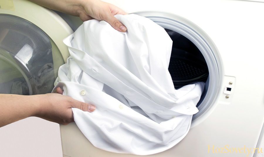 Ein Hemd in die Waschmaschine laden