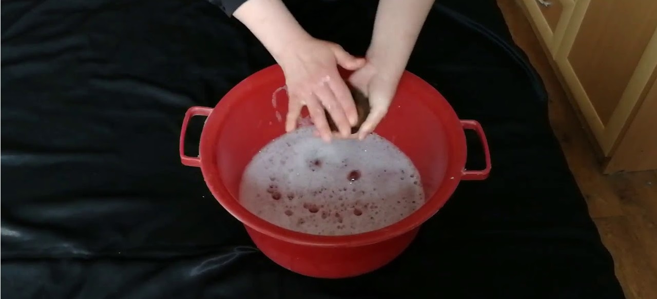ضع الجوارب في وعاء من الماء