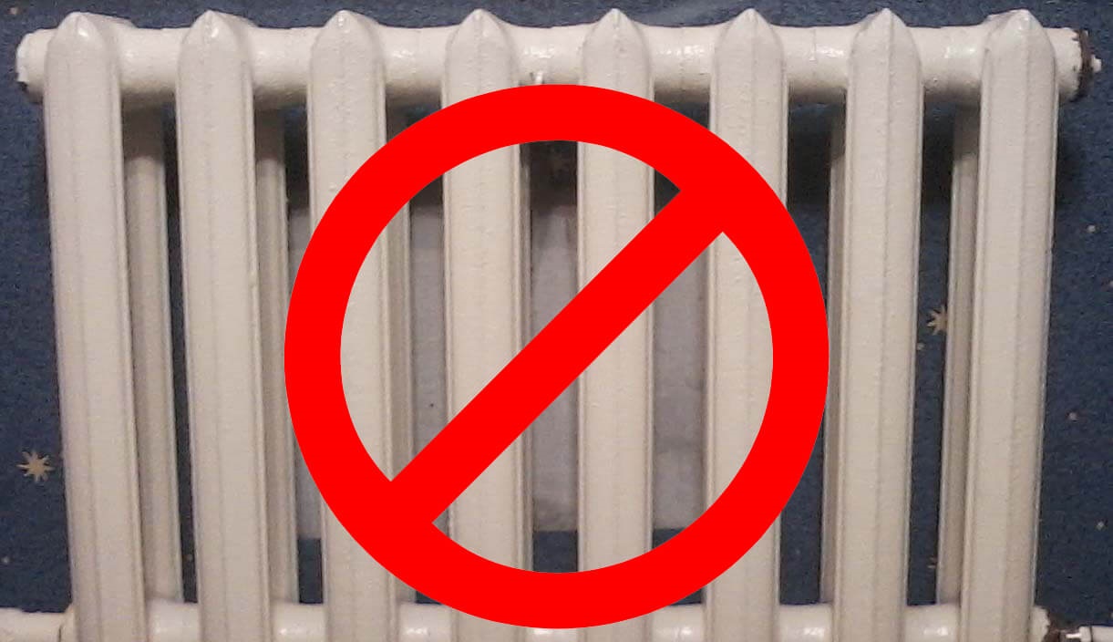 Nesušte polštář v blízkosti radiátoru