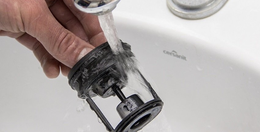 rửa bộ lọc dưới áp lực nước
