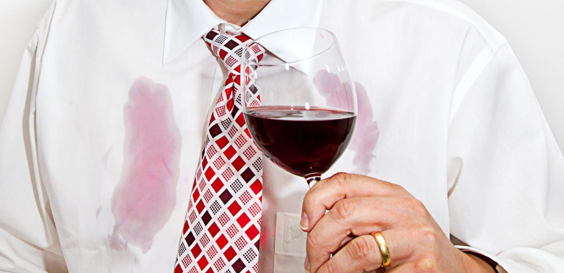 wijnvlekken op een shirt