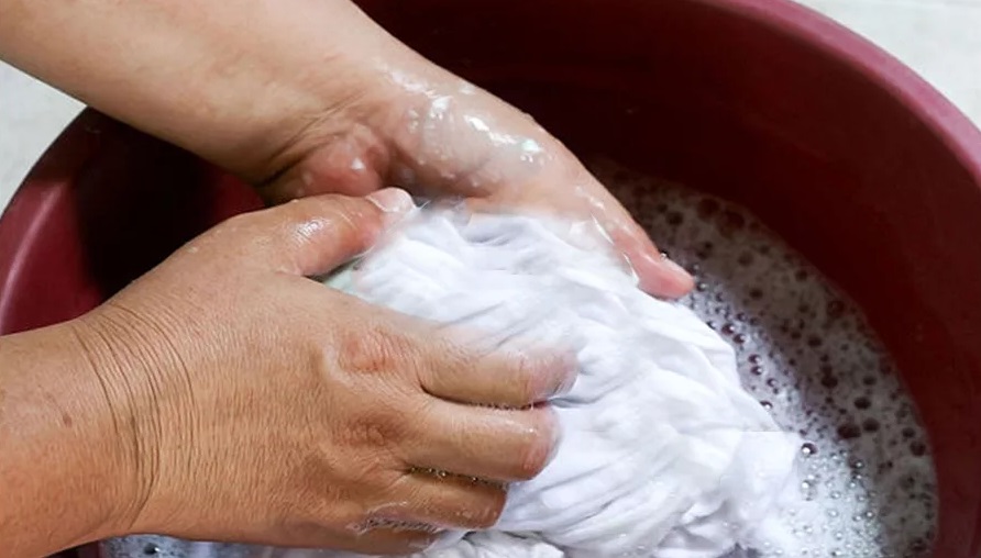 lavar camisa branca à mão