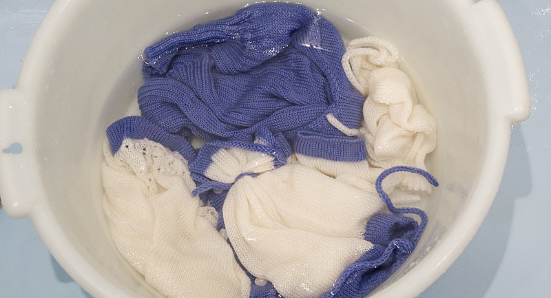 praní pletených věcí v umyvadle